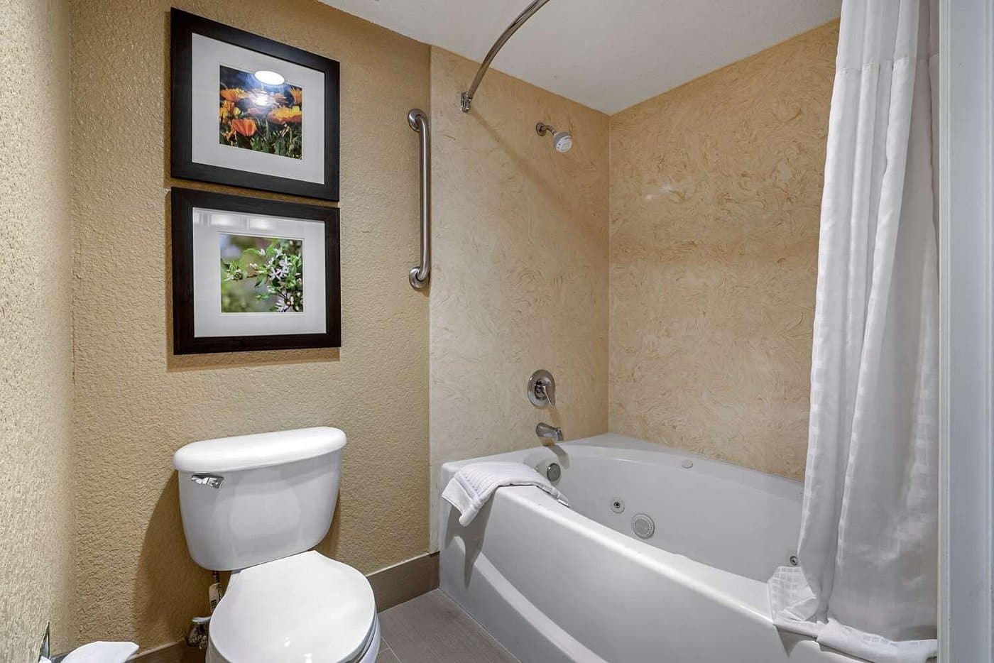 Comfort Inn Lathrop Stockton Airport has jacuzzi suites