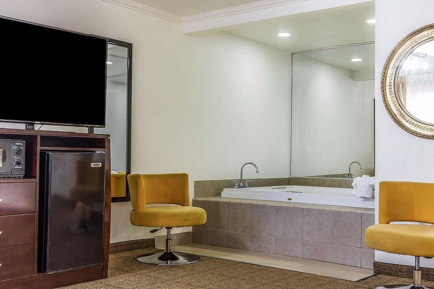 Comfort Inn Santa Cruz has jacuzzi suites