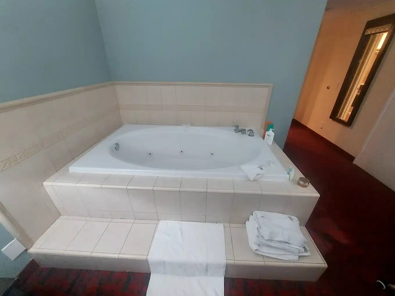 Comfort Inn & Suites Irvine Spectrum has jacuzzi suites