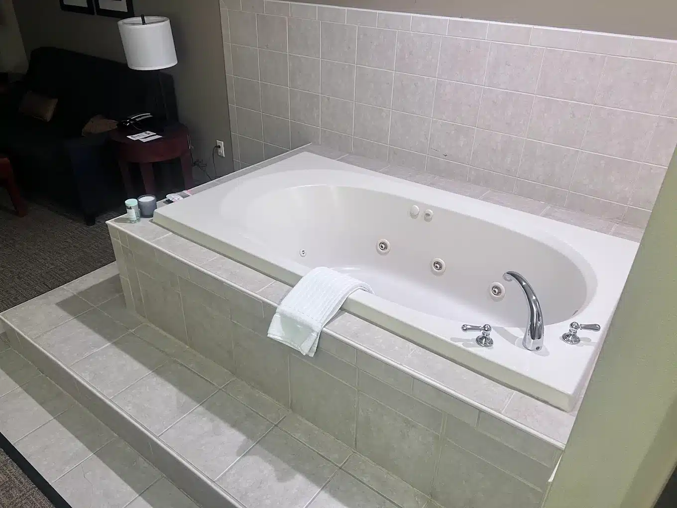 Comfort Inn & Suites Sturbridge-Brimfield has jacuzzi suites
