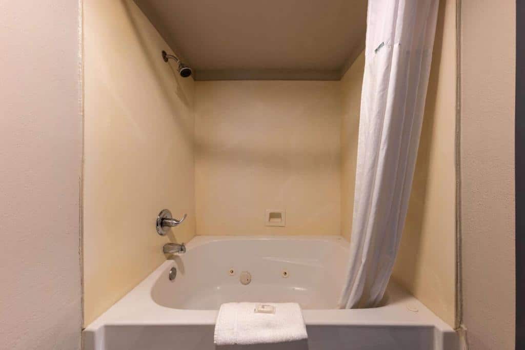 Days Inn by Wyndham Lathrop has jacuzzi suites