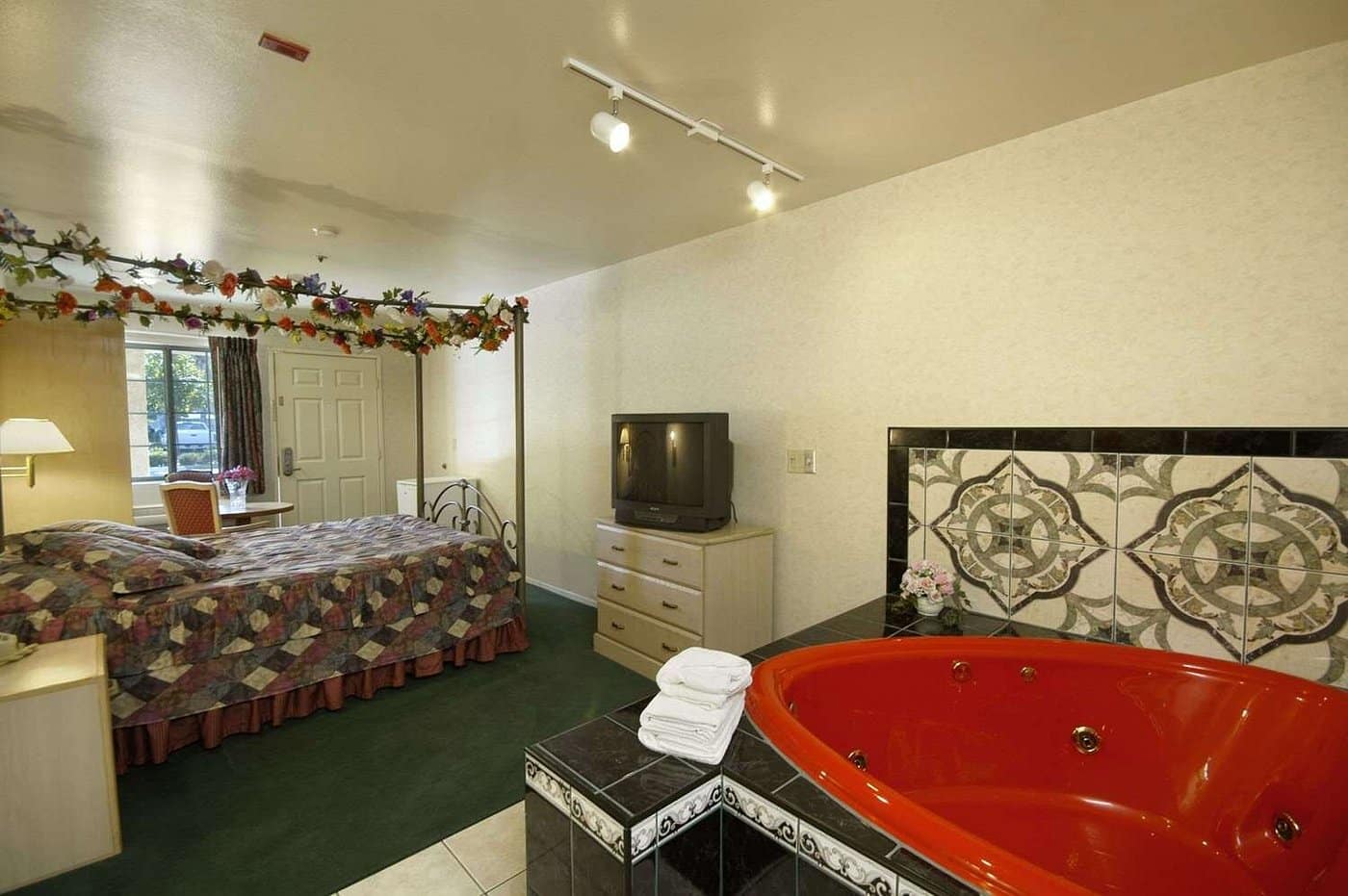 Days Inn by Wyndham Riverside Tyler Mall has suites with heart-shaped Jacuzzi