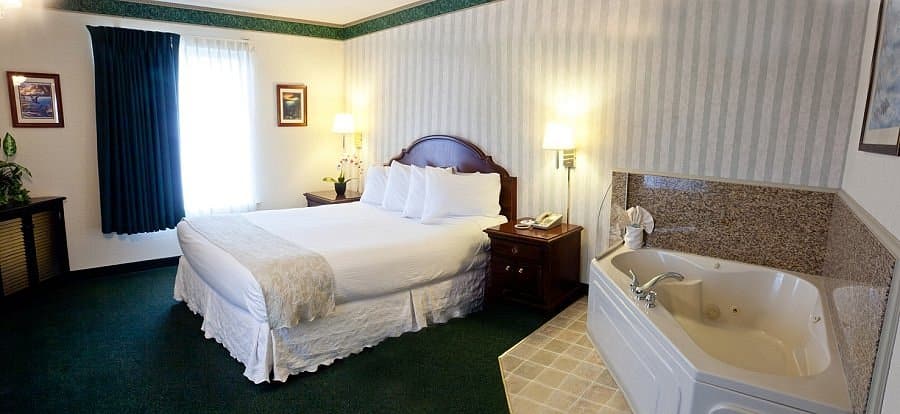 Emerald Dolphin Inn & Mini Golf has jacuzzi suites