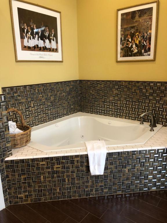 Glen Ellen Inn has jacuzzi suites
