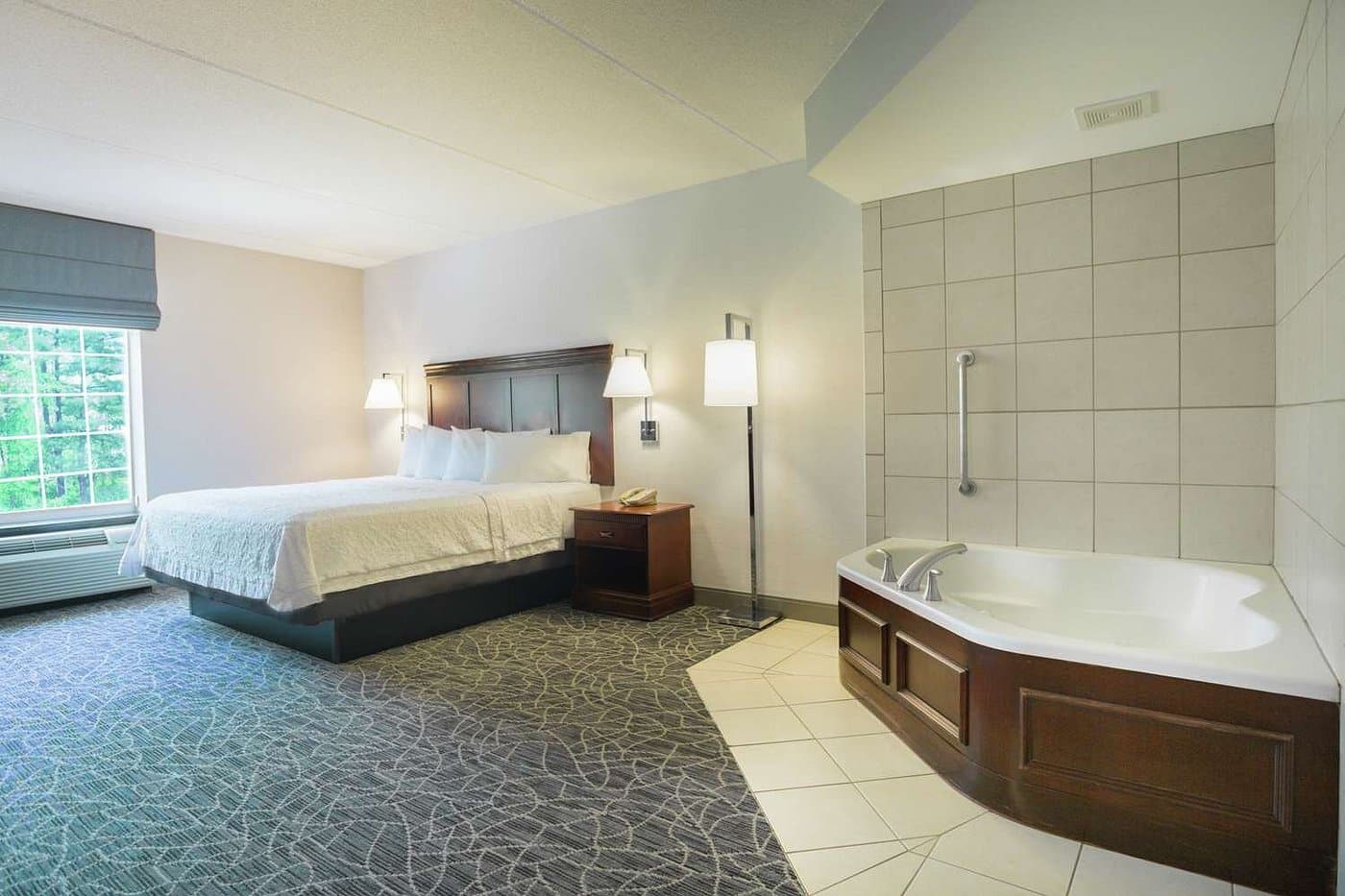 Hampton Inn & Suites Berkshires-Lenox has jacuzzi suites