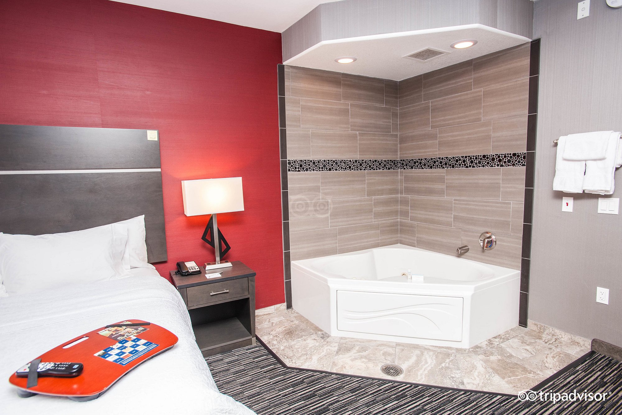 Hampton Inn & Suites Temecula has jacuzzi suites
