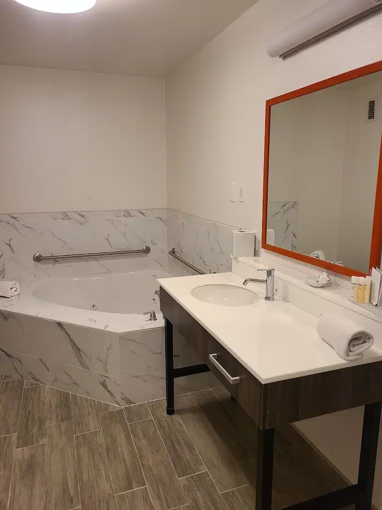 Hampton Inn and Suites Seal Beach has jacuzzi suites