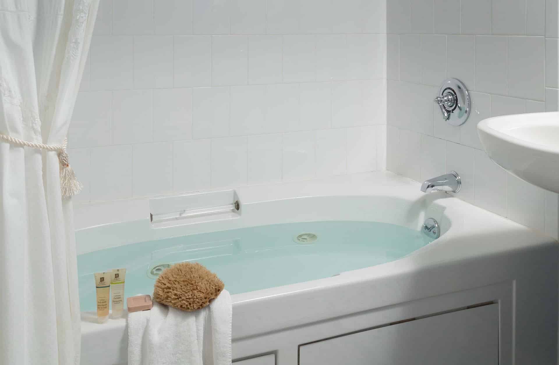 Hampton Terrace Inn has jacuzzi suites