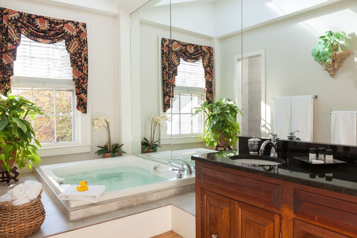 Harbor Light Inn has jacuzzi suites