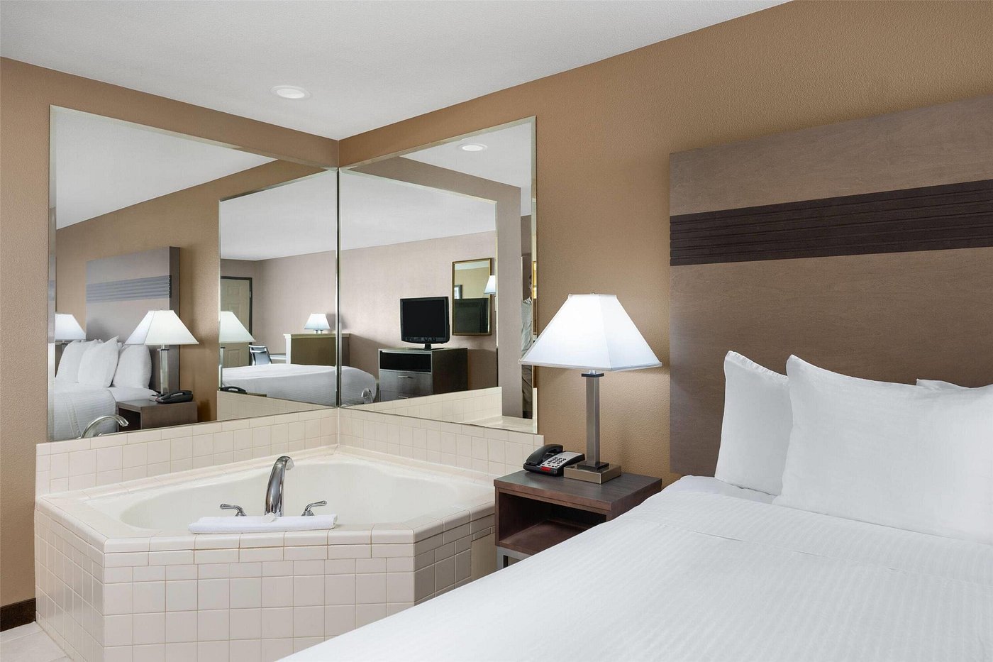 Hawthorn Suites by Wyndham Napa Valley has jacuzzi suites