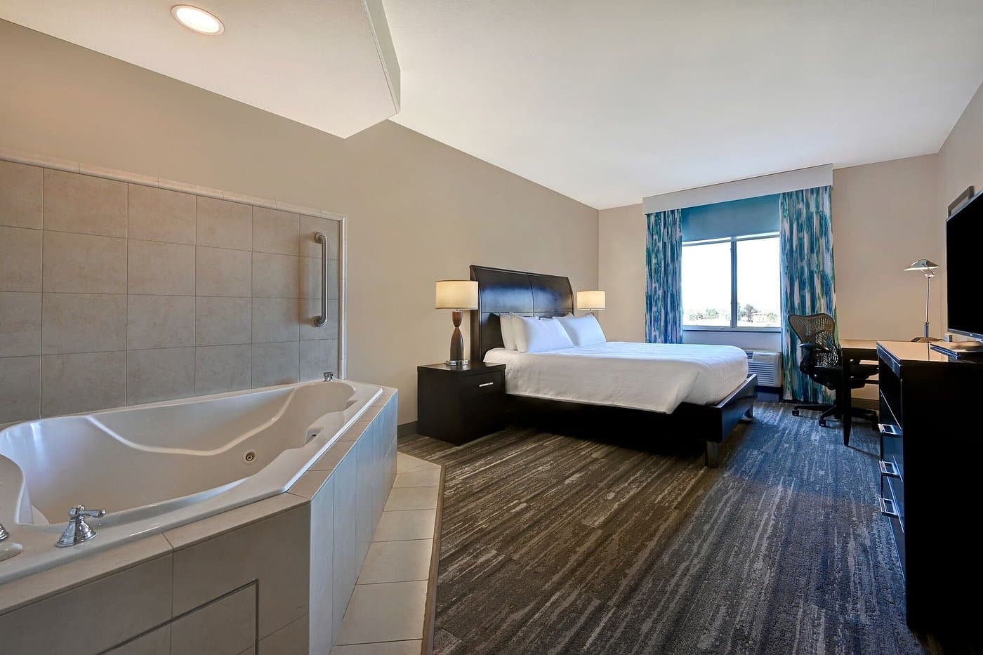 Hilton Garden Inn San Bernardino has jacuzzi suites