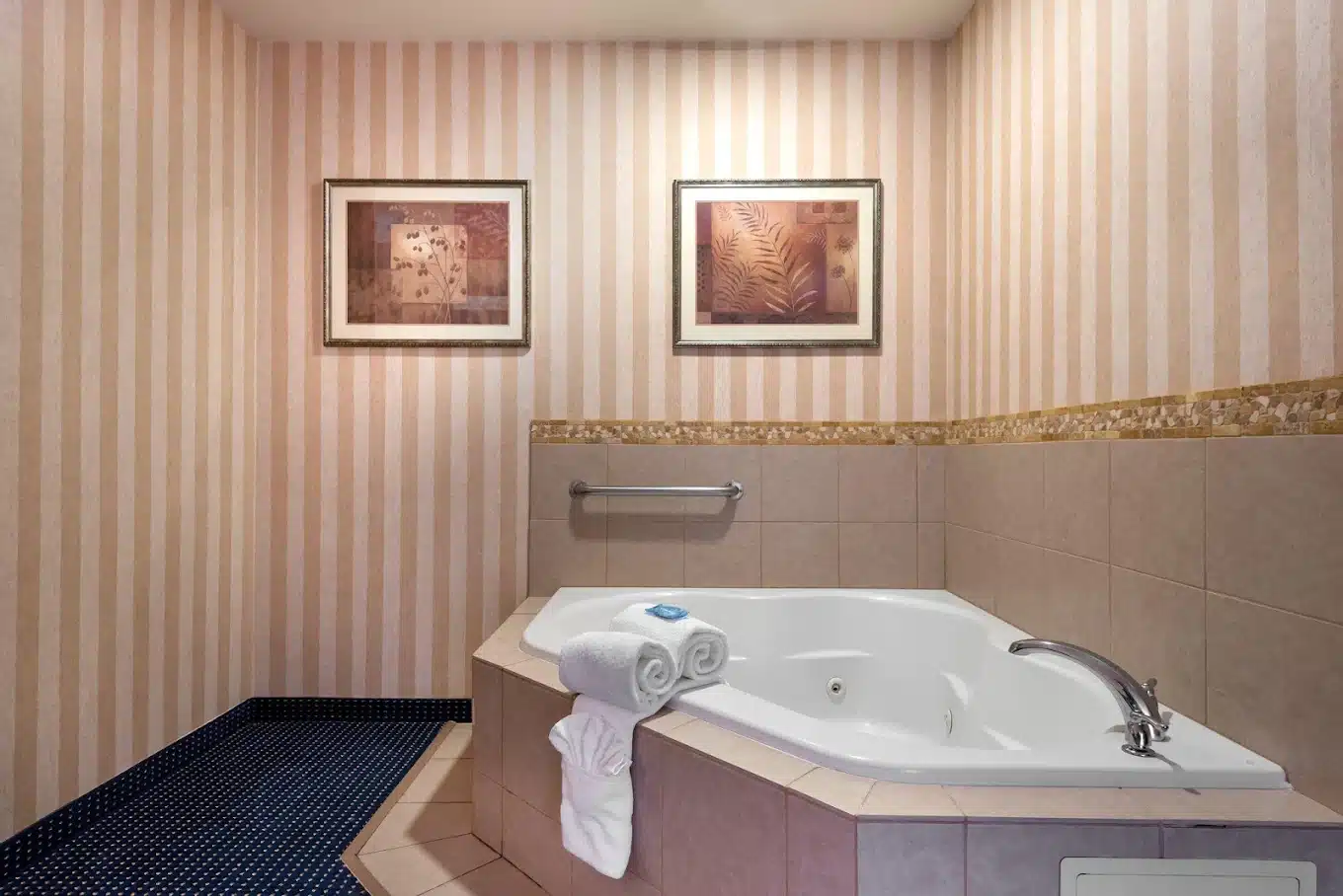 Holiday Inn Express & Suites Lathrop has jacuzzi suites
