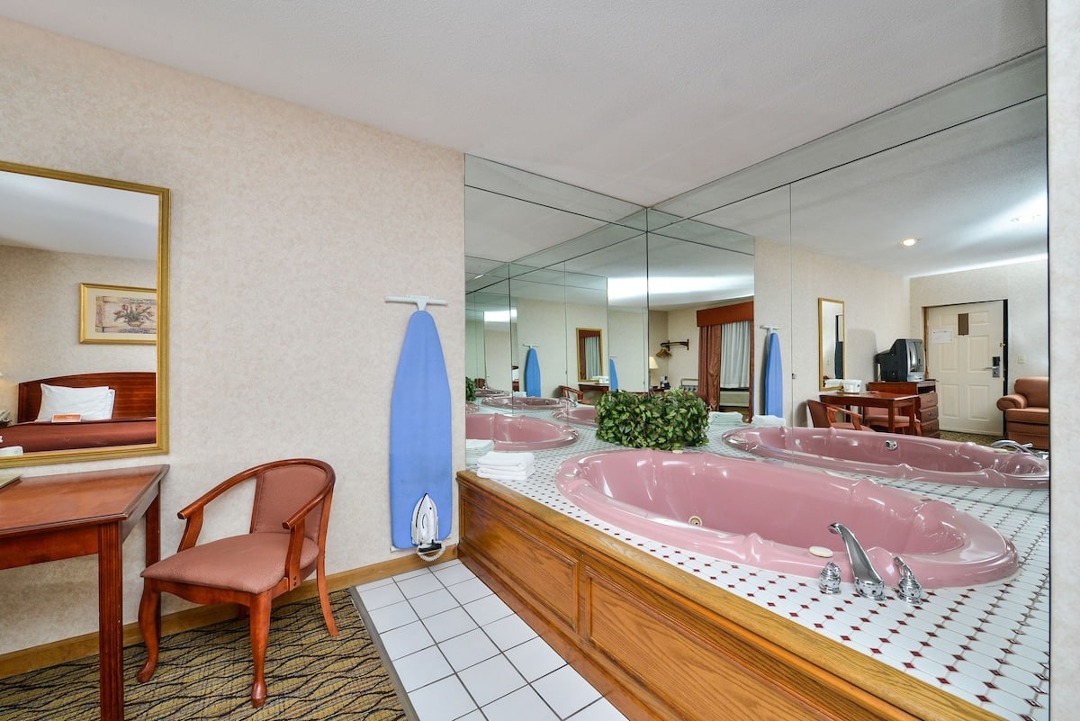 Howard Johnson by Wyndham Lenox has jacuzzi suites