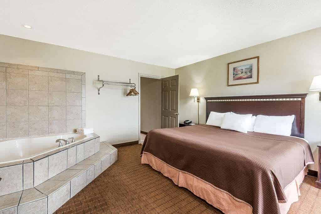 Howard Johnson by Wyndham Springfield has jacuzzi suites