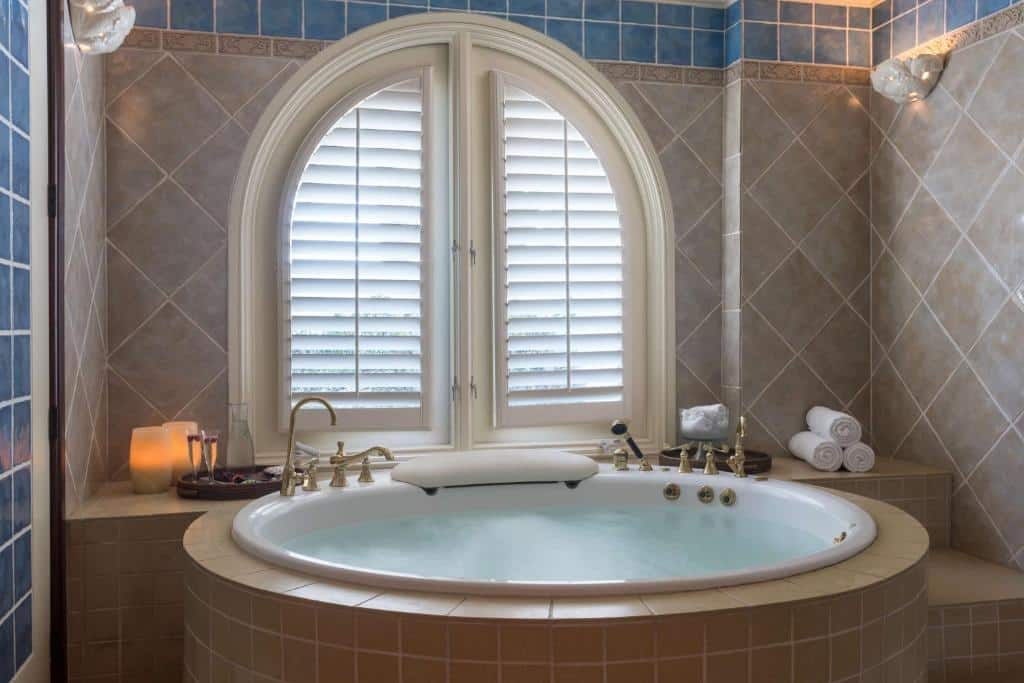 Hyatt Regency Huntington Beach Resort & Spa has jacuzzi suites