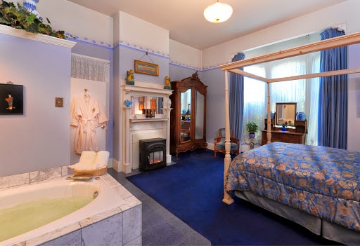 Inn San Francisco has jacuzzi suites
