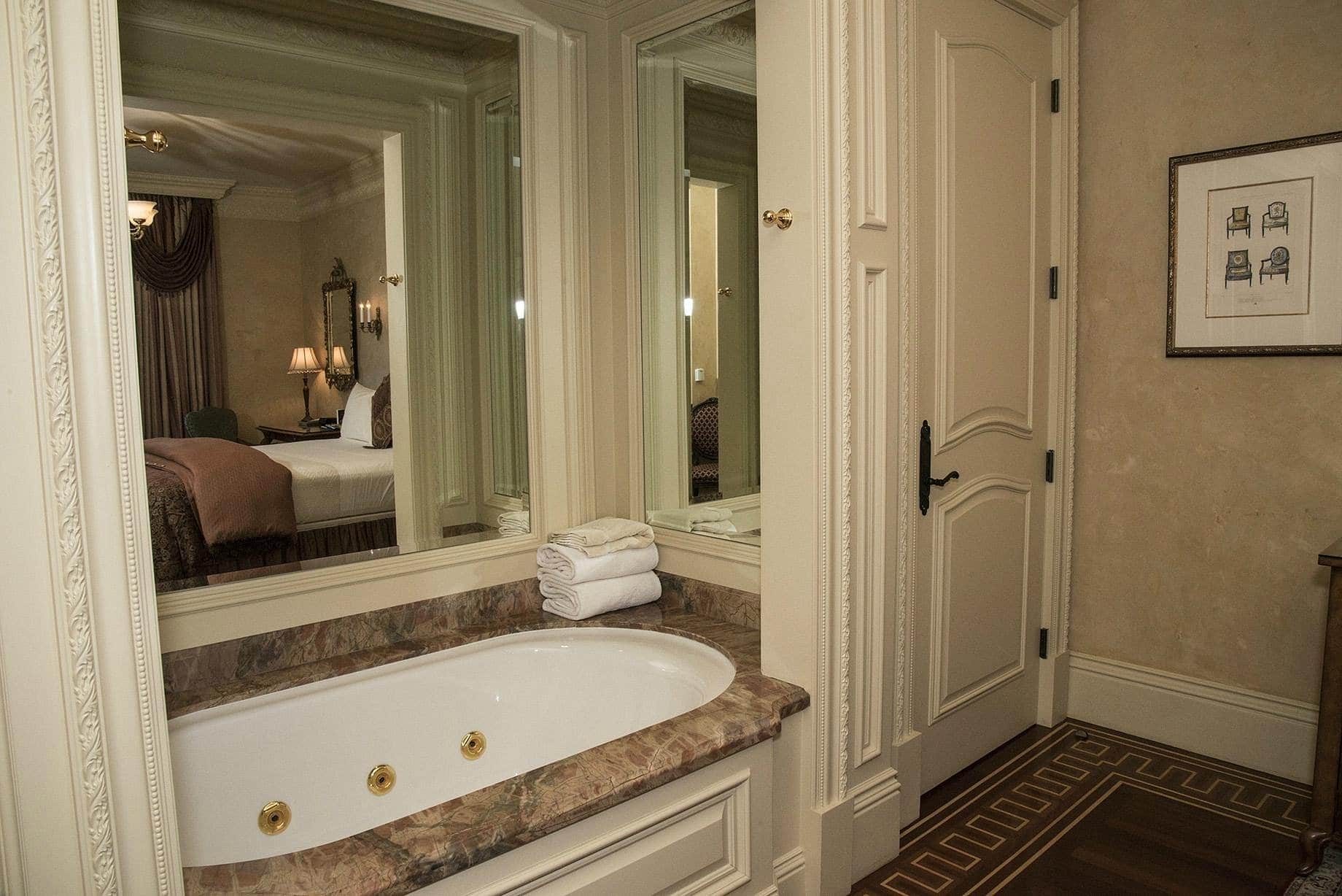 Ledson Hotel has jacuzzi suites