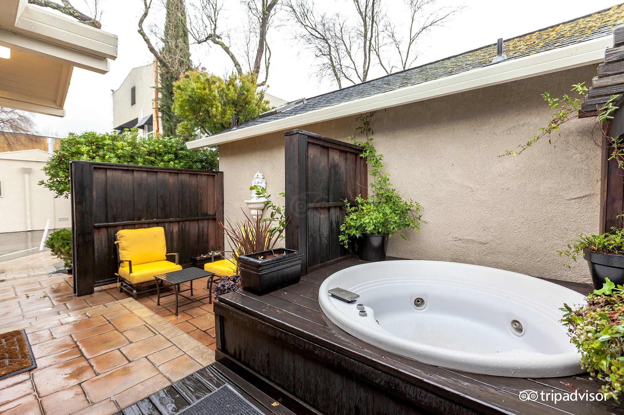 Mount View Hotel & Spa has hot tub on a private patio