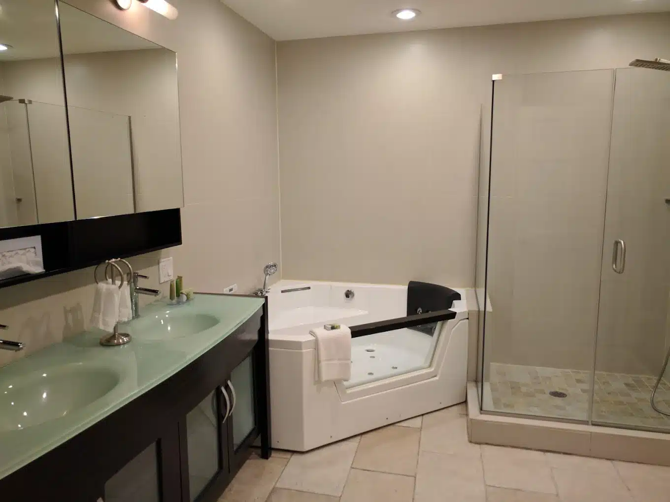 Nantasket Beach Resort has jacuzzi suites