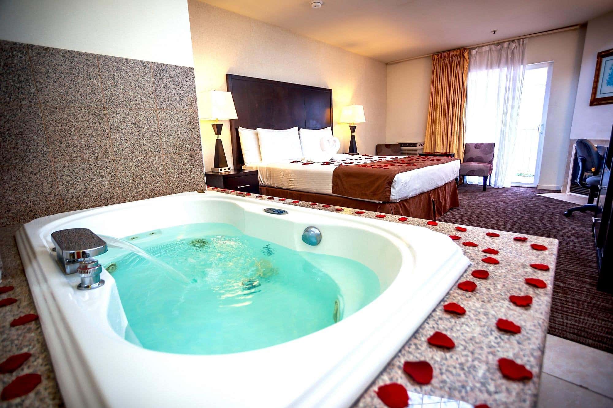 Pacifica Beach Hotel has jacuzzi suites