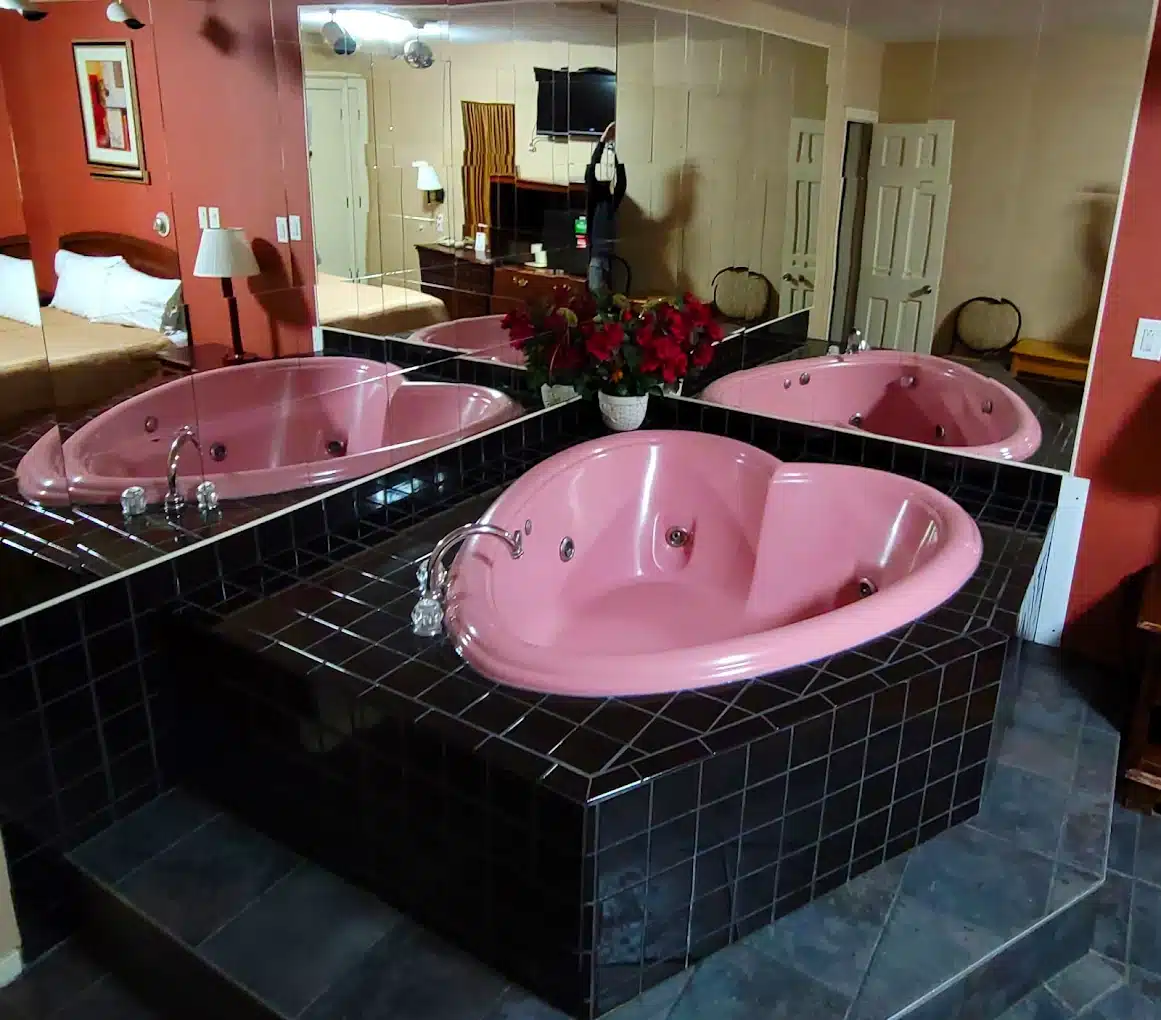 Red Carpet Inn West Springfield has jacuzzi suites