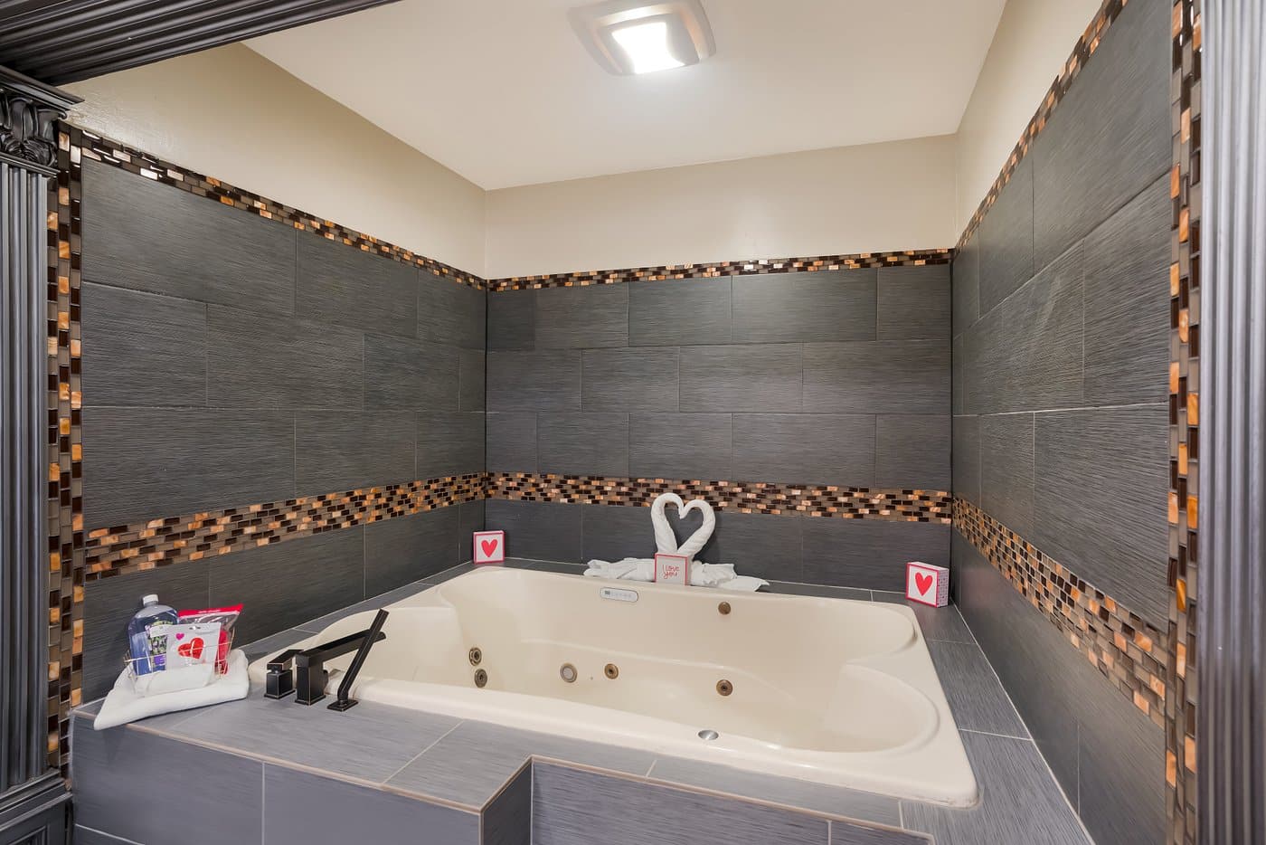 Red Roof Inn Stockton has jacuzzi suites