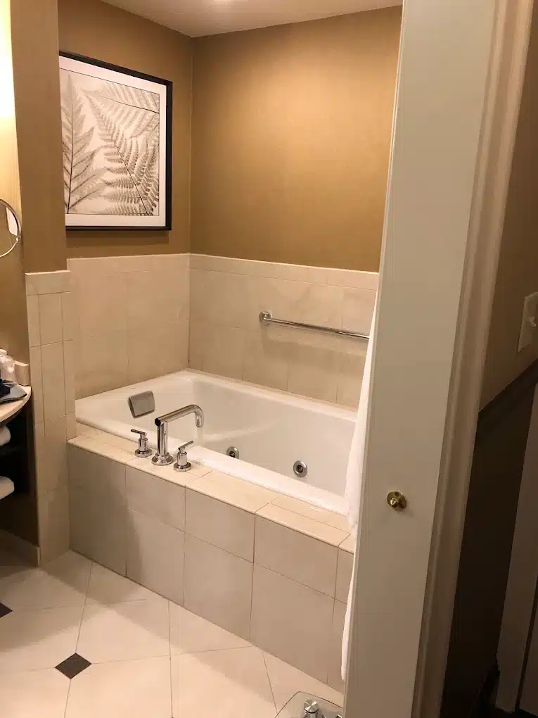 Sheraton Commander Hotel has jacuzzi suites