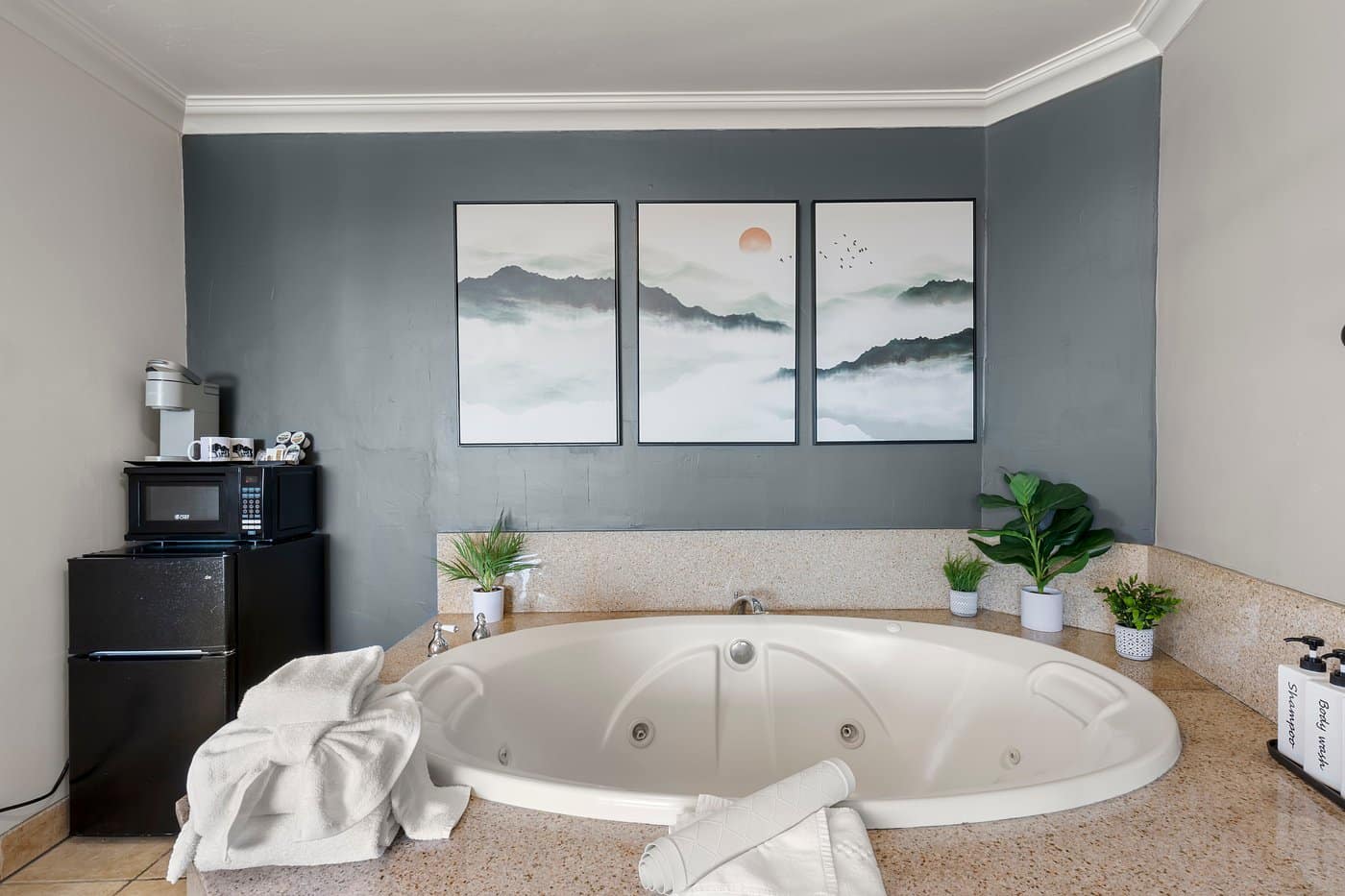 The Beachcomber Motel and Spa on the Beach has jacuzzi suites