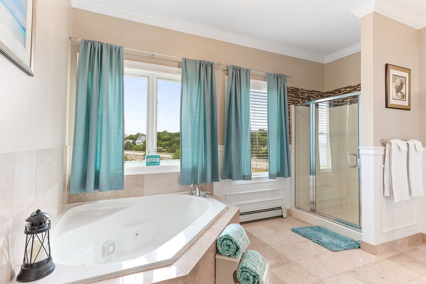 The Beacon Luxury Waterfront Inn has jacuzzi suites