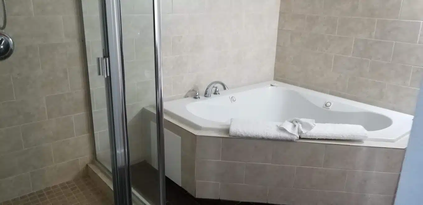 The Pacific Inn has jacuzzi suites