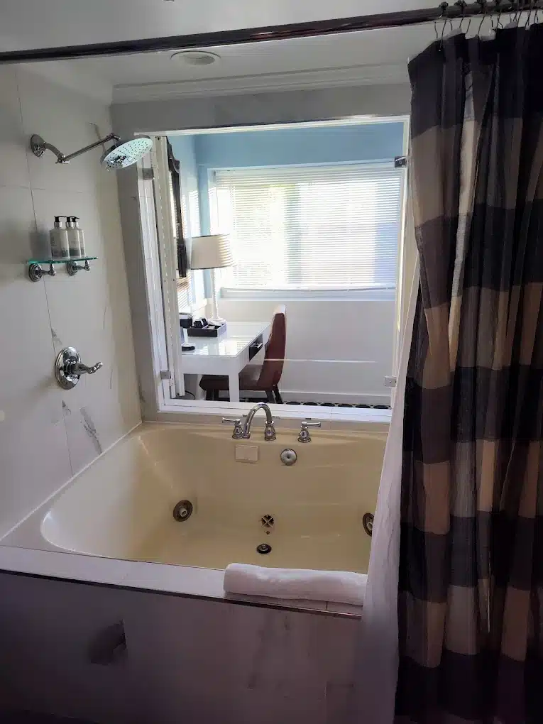 The Portofino Hotel & Marina has jacuzzi suites