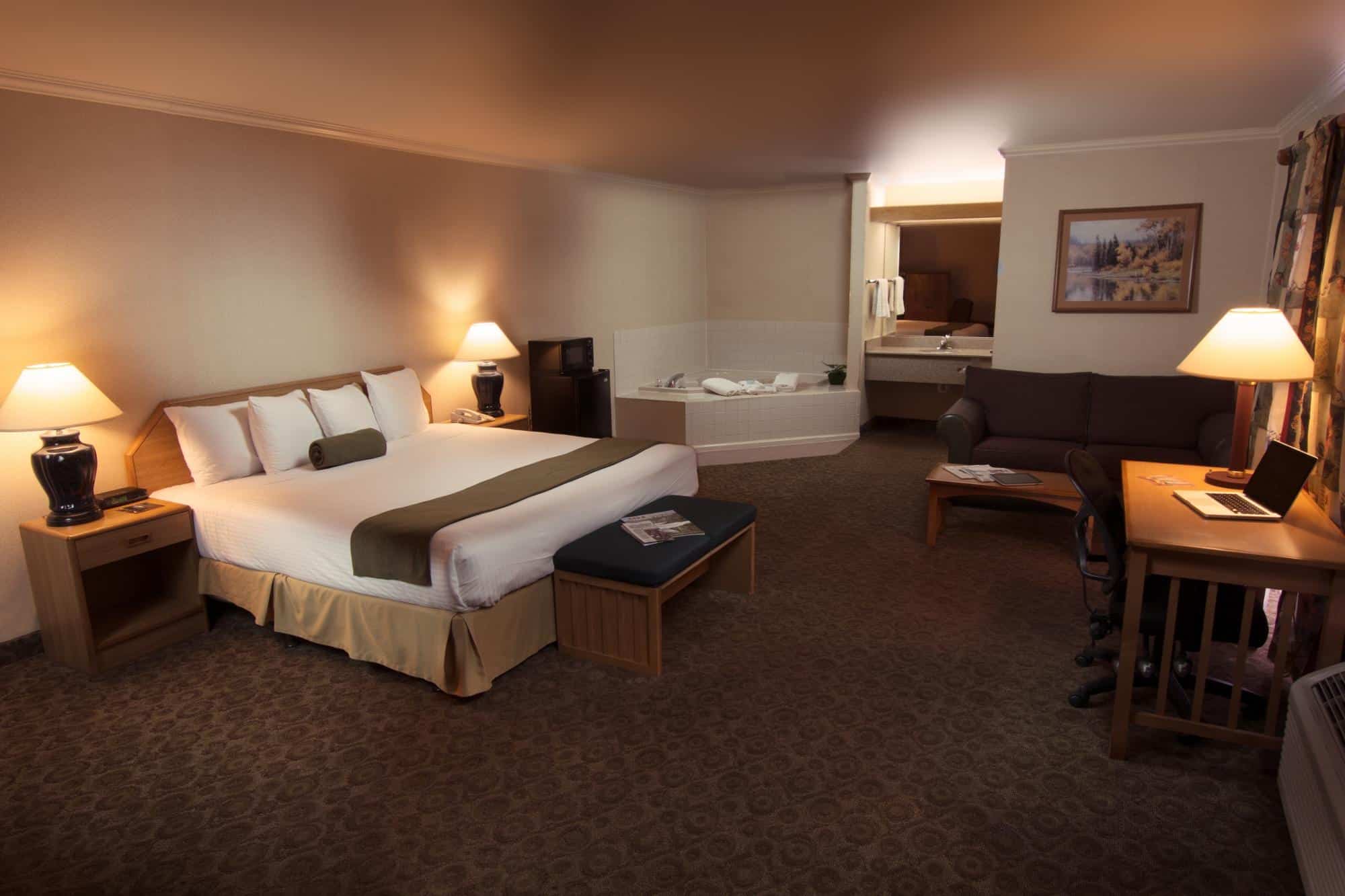 The Redwood Riverwalk has jacuzzi suites