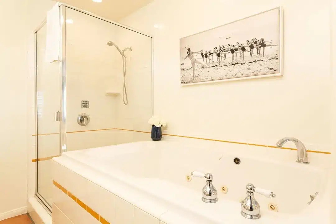 The Sea View Inn at the Beach has jacuzzi suites