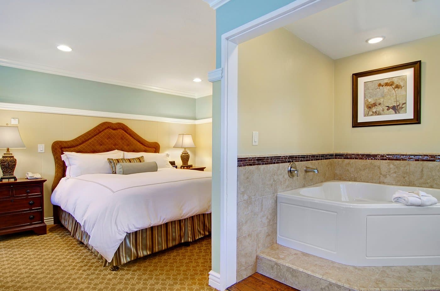 Wayside Inn Carmel has jacuzzi suites