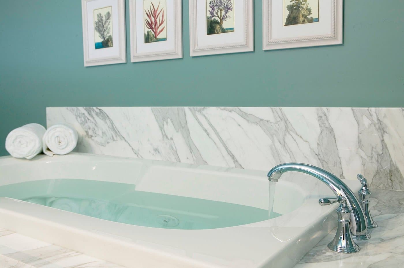 West Cliff Inn – A Four Sisters Inn has jacuzzi suites